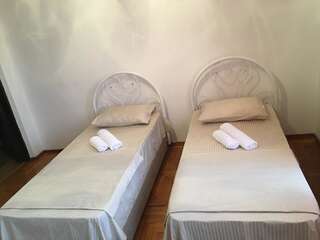 Гостевой дом Hotel Liza Батуми Четырехместный номер с собственной ванной комнатой-2