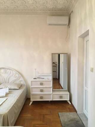 Гостевой дом Hotel Liza Батуми Четырехместный номер с собственной ванной комнатой-3