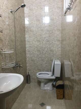 Гостевой дом Hotel Liza Батуми Двухместный номер с 2 отдельными кроватями и дополнительной кроватью-12