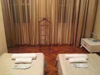 Гостевой дом Hotel Liza Батуми Двухместный номер с 2 отдельными кроватями и дополнительной кроватью-2