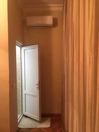 Гостевой дом Hotel Liza Батуми Двухместный номер с 2 отдельными кроватями и дополнительной кроватью-3