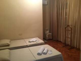 Гостевой дом Hotel Liza Батуми Двухместный номер с 2 отдельными кроватями и дополнительной кроватью-4